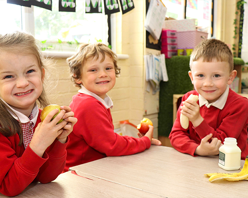 children eating fruit